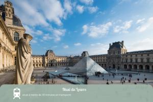 a statue of a man in front of a large building at Joli Paris-Hyper centre in Paris