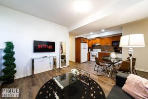 Chic Modern Vibes - Sleeps 6 - Netfix - Wifi - Long Stays的厨房或小厨房