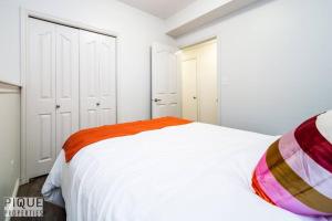Chic Modern Vibes - Sleeps 6 - Netfix - Wifi - Long Stays客房内的一张或多张床位