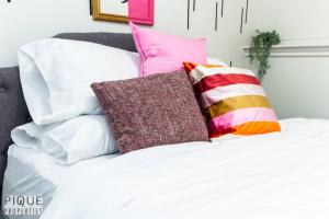 Chic Modern Vibes - Sleeps 6 - Netfix - Wifi - Long Stays客房内的一张或多张床位