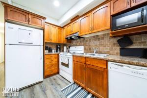 埃德蒙顿Chic Modern Vibes - Sleeps 6 - Netfix - Wifi - Long Stays的厨房配有白色家电和木制橱柜