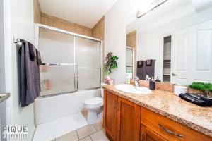 Chic Modern Vibes - Sleeps 6 - Netfix - Wifi - Long Stays的一间浴室