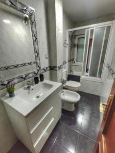 アビレスにあるNamastéのバスルーム(白い洗面台、トイレ付)
