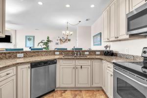 Kuchyň nebo kuchyňský kout v ubytování Beats Working By Oak Island Accommodations