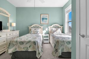 Postel nebo postele na pokoji v ubytování Beats Working By Oak Island Accommodations + 56 fotografií