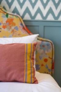 a bed with a red pillow and a floral headboard at LÓIOS 74 by DA'HOME in Porto