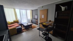 ein kleines Zimmer mit einem Bett und einem Tisch in der Unterkunft Schöne Ferienwohnung im Bayerischen Wald in Sankt Englmar