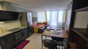 eine kleine Küche und ein Wohnzimmer mit einem Sofa in der Unterkunft Schöne Ferienwohnung im Bayerischen Wald in Sankt Englmar