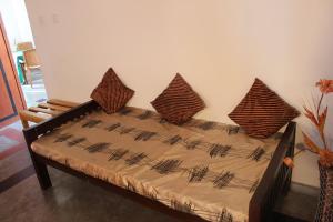 1 cama con 4 almohadas en una habitación en Sanras hotel, en Galle