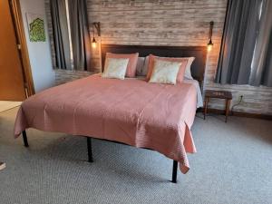 Ліжко або ліжка в номері Entire 3 Bedroom Home in Rumbling Bald Resort