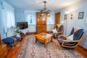 een woonkamer met een tafel en stoelen en een televisie bij Ferienwohnungen Im Kelterhaus in Bad Herrenalb