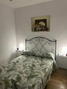 1 dormitorio con 1 cama con edredón verde en Welcome to casa Coralia, 