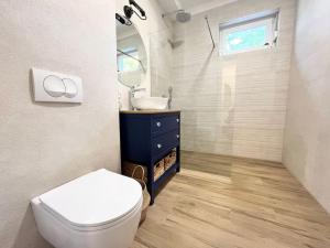 uma casa de banho com um WC e um lavatório em Zagreb With Love em Zagreb