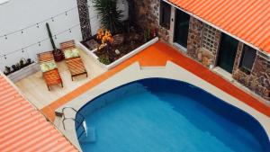 una vista aérea de una piscina en una casa en Hostal Pimampiro, en Puerto Baquerizo Moreno