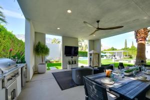 eine Küche und ein Wohnzimmer mit Blick auf den Hof in der Unterkunft Palm Springs Home Views and Luxe Outdoor Space! in Palm Springs