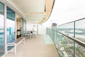 einen Balkon mit Stadtblick in der Unterkunft Panoramic balcony luxury condo in London