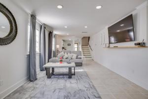 ニューオーリンズにある7 Mi to French Quarter Modern Home in New Orleansのソファとテーブルのあるリビングルーム