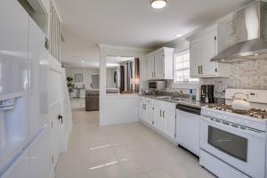 ニューオーリンズにある7 Mi to French Quarter Modern Home in New Orleansの白いキャビネットと家電を備えた大きな白いキッチン