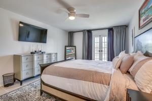 Ліжко або ліжка в номері Modern New Orleans Retreat 7 Mi to French Quarter