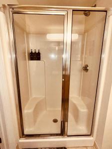 una doccia con porta in vetro in bagno di Stylish and convenient downtown apartment a Richmond