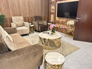 a living room with a couch and a table at شقق ريجنسي للشقق المخدومة in Jazan