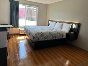 um quarto com uma cama e uma janela em Motel 6-Seaside, OR em Seaside