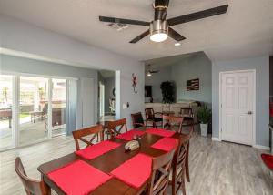 Uma televisão e/ou sistema de entretenimento em RIVERFRONT RUBY RED HOME WITH PRIVATE DOCK
