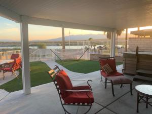 Uma varanda ou terraço em RIVERFRONT RUBY RED HOME WITH PRIVATE DOCK