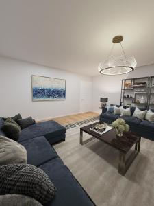 a living room with blue couches and a coffee table at Mayfair Pied de Tier sleeps 6ppl in London