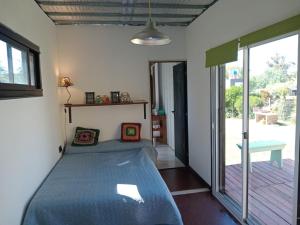 En eller flere senge i et værelse på CASA CONTAINER BOSQUE Y MAR