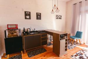 cocina con fregadero y escritorio en una habitación en CHALE SOL NASCENTE, en Urubici