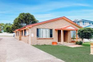 a brick house with a pathway in front of it at Seaside Haven, 3-62 Tomaree Rd - Wi-Fi and perfect for families in Shoal Bay