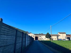 uma cerca em frente a um edifício com um portão em Appartamento in Cascina Cortazza em Cremona