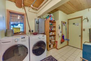 een keuken met een wasmachine in de kamer bij Secluded Log Cabin Less Than 1 Mi to Munger State Trail! in Finlayson