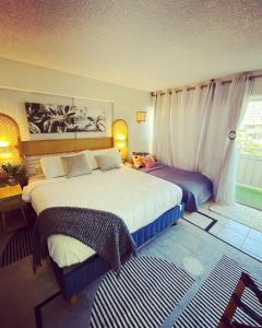 a bedroom with two beds and a window at Seashore Waikiki studio 1 block from a beach No Resort Fees in Honolulu