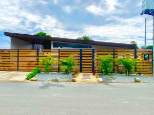 ein Haus mit einem Zaun und Pflanzen davor in der Unterkunft Casa Coral - great location - high speed internet in Uvita