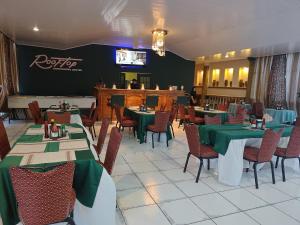Reštaurácia alebo iné gastronomické zariadenie v ubytovaní Campanario