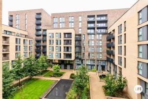 an aerial view of an apartment complex with a courtyard at NEW - Chic 2-Bedroom Apartment with Parking - DA8 in Erith