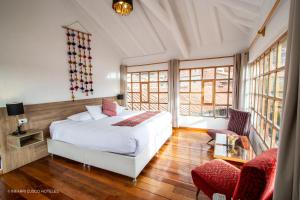 A bed or beds in a room at Inkarri Cusco