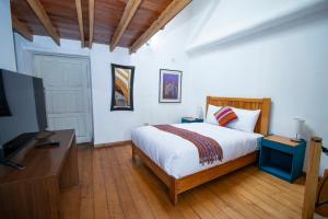 A bed or beds in a room at Inkarri Cusco
