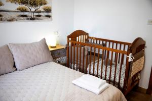 a crib with two towels on it in a room at Casa Rural Fidalgo in Chantada
