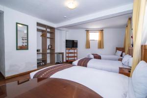 A bed or beds in a room at Inkarri Cusco