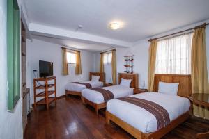 A bed or beds in a room at Inkarri Cusco