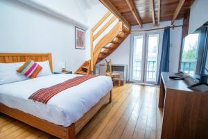 A bed or beds in a room at Inkarri Cusco
