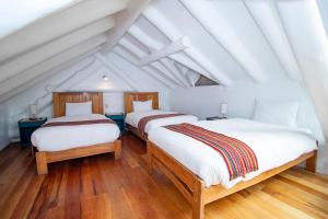 A bed or beds in a room at Inkarri Cusco