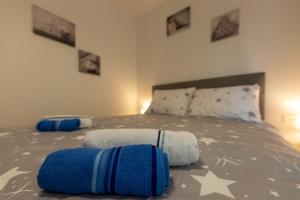 een slaapkamer met een bed met twee handdoeken erop bij Apartmani Oktobar 06 in Zlatibor