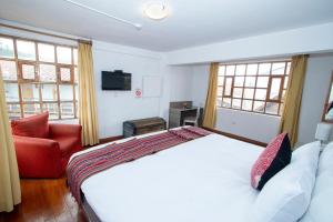 A bed or beds in a room at Inkarri Cusco