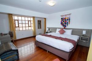 A bed or beds in a room at Inkarri Cusco