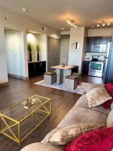 Luxury Apartment in Dallas في أديسون: غرفة معيشة مع أريكة وطاولة