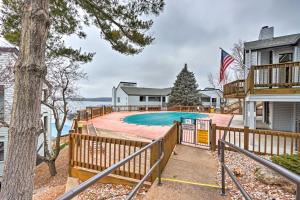 Kolam renang di atau dekat dengan Waterfront Gem with Balcony and Views in Osage Beach